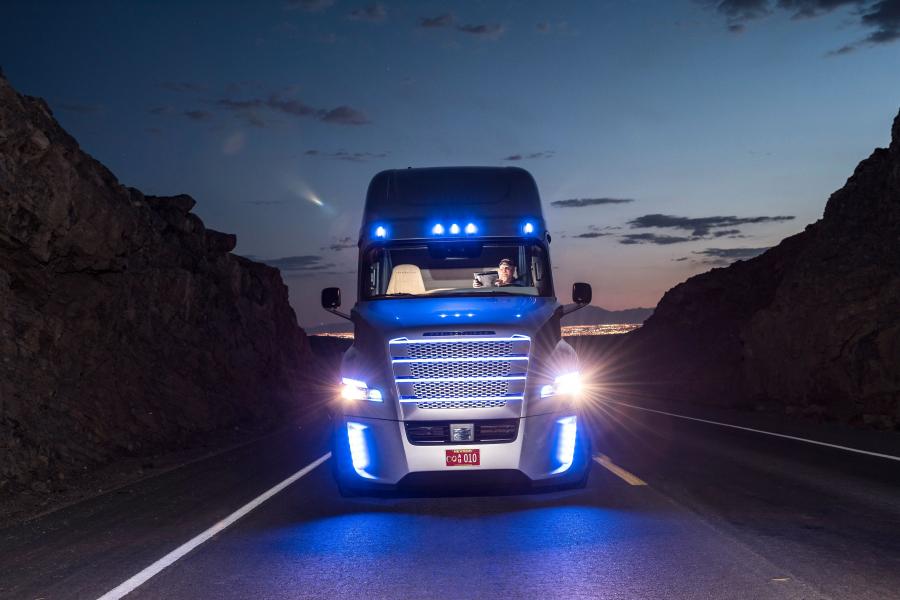  Freightliner Inspiration Truck 2015 года  (фото 2 из 15)
